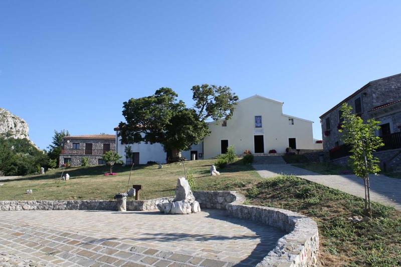 Santuario-della-Madonna-del-Pollino-a-San-Severino-Lucano